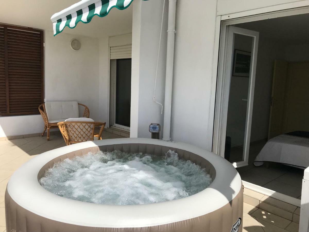 Meuble Homard Avec Jacuzzi Et Vue Mer Saint-Gilles-les-Bains Buitenkant foto