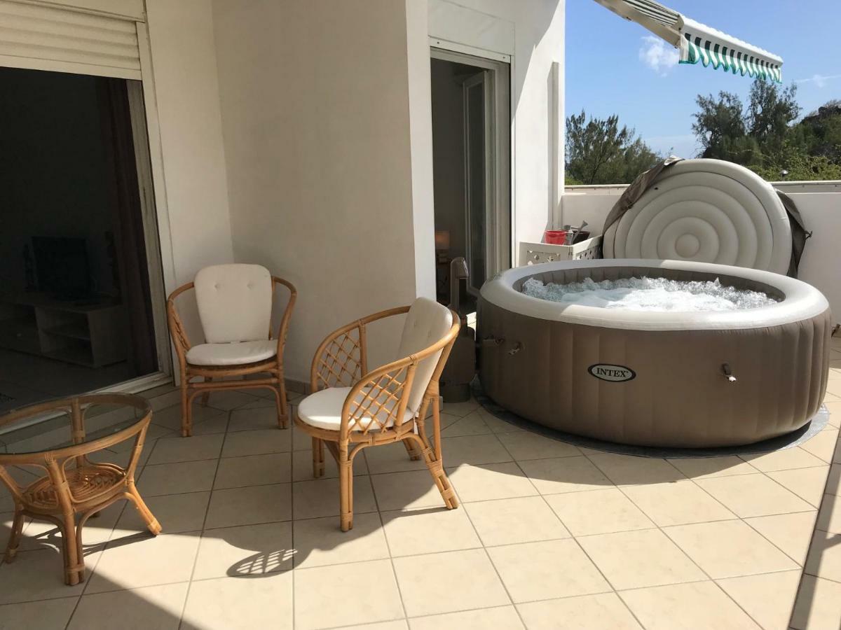Meuble Homard Avec Jacuzzi Et Vue Mer Saint-Gilles-les-Bains Buitenkant foto